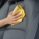 Como tirar manchas amareladas do banco e estofado do carro?